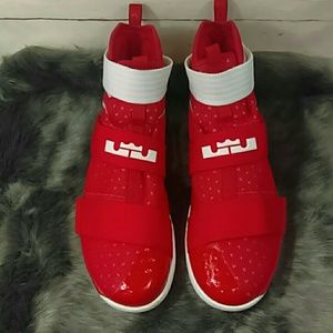NIKE LeBron James Soldier 10